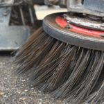 Brosse de balayeuse utilisée par AFC Balayage lors d’interventions de nettoyage chez des particuliers en Alsace.