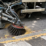 Brosse de balayeuse AFC Balayage éliminant les graminées et herbes sauvages lors d’un balayage en zone urbaine en Alsace.