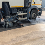 Nettoyage haute pression avec brosses latérales sur un parking privé dans le Haut-Rhin par AFC Balayage.