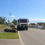 Balayeuse de voirie AFC Balayage en intervention dans une petite commune du Haut-Rhin en Alsace, assurant le nettoyage des routes communales.