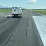 Intervention d’une balayeuse AFC Balayage sur une zone aéroportuaire en Alsace pour le nettoyage des pistes et voiries aéronautiques.