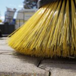 Brosse de balayage d’une balayeuse AFC intervenant sur une voirie dans le Haut-Rhin et le Bas-Rhin en Alsace.