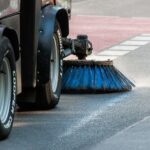 Balayeuse de voirie AFC en intervention sur une route urbaine en Alsace, assurant le nettoyage mécanique des chaussées