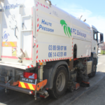 Balayage de voiries en Alsace réalisé par AFC Balayage, entreprise spécialisée dans l’entretien des routes, parkings et voiries urbaines.