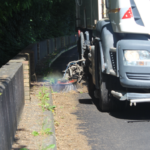 Intervention de désherbage écologique réalisée par AFC Balayage pour l’entretien durable des espaces urbains.
