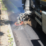 Balayeuse AFC Balayage en action avec brosse rotative pour l’entretien des voiries en Alsace.