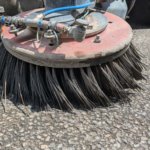 Brosse rotative d’une balayeuse AFC Balayage en action lors du balayage d’un parking en Alsace.