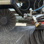 Brosse rotative d’une balayeuse AFC Balayage en action lors du balayage d’un parking privé.